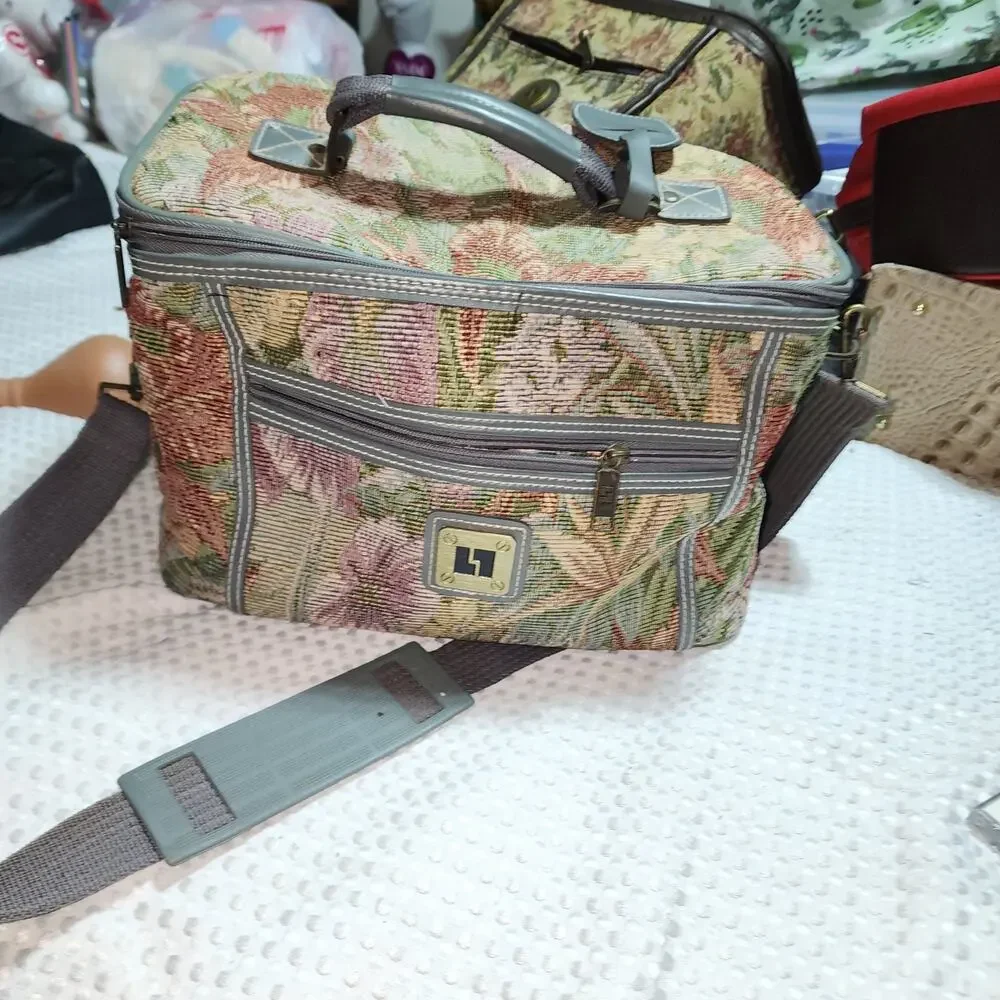 VINTAGE LEISURE LUGGAGE GREEN TAPESTRY FLORAL CARRYALL BAG
